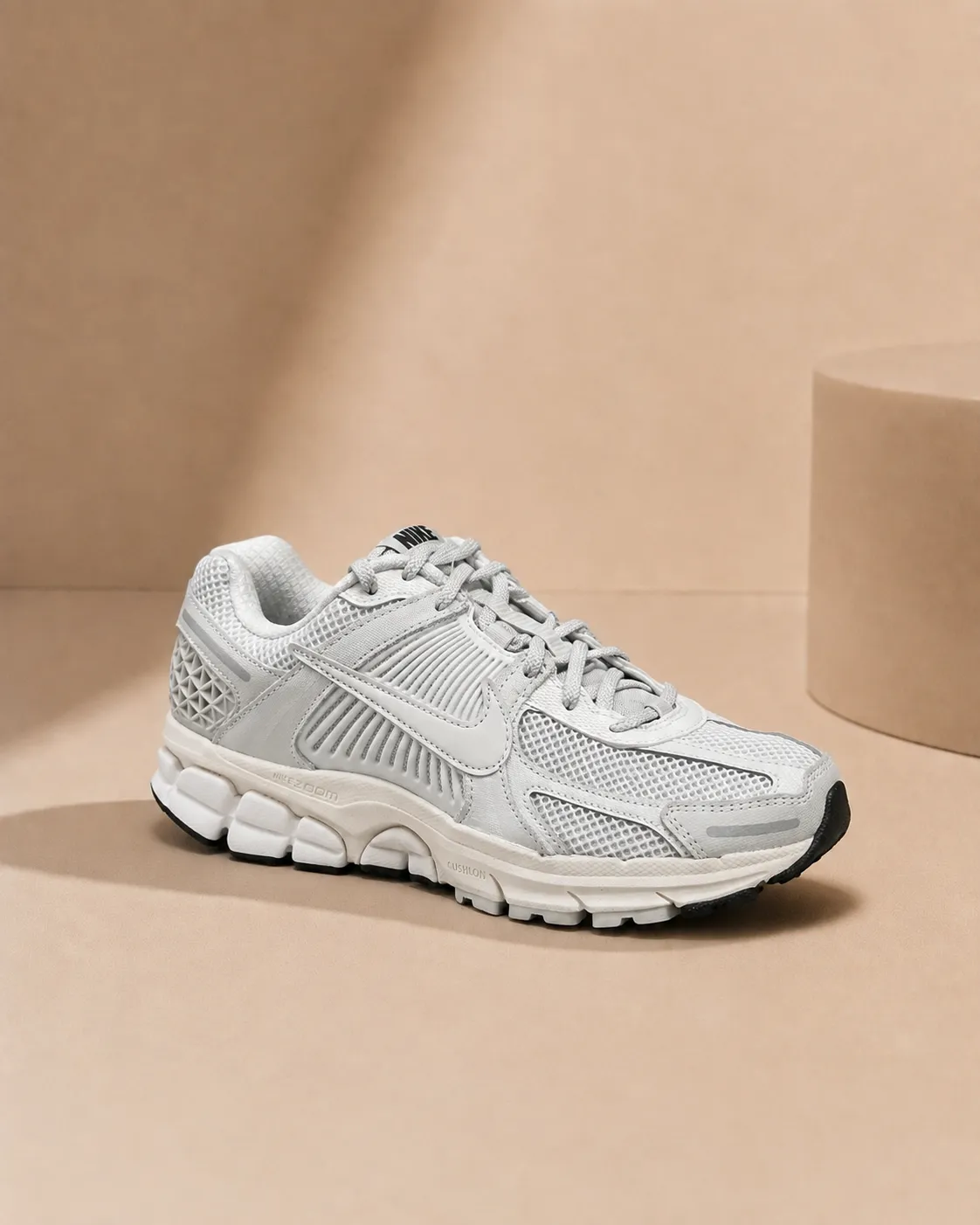 NIKE Zoom Vomero 5